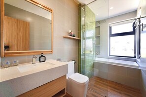Villa – deluxe, 6 soverom, privat basseng | Bad | Dusjhode med hydromassaje, hårføner, tøfler og bidé