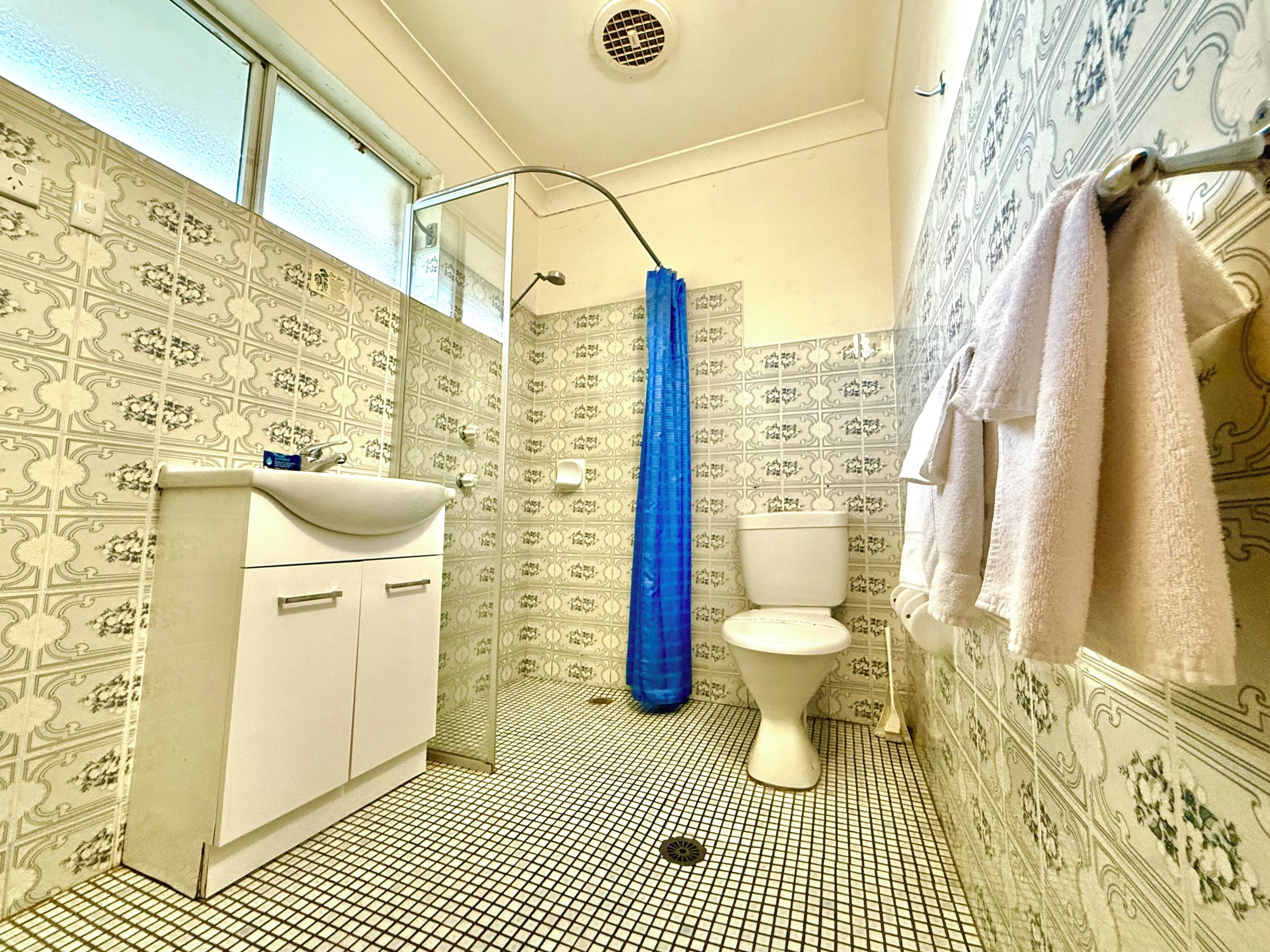 Familiekamer | Badkamer | Een douche, gratis toiletartikelen, handdoeken, zeep