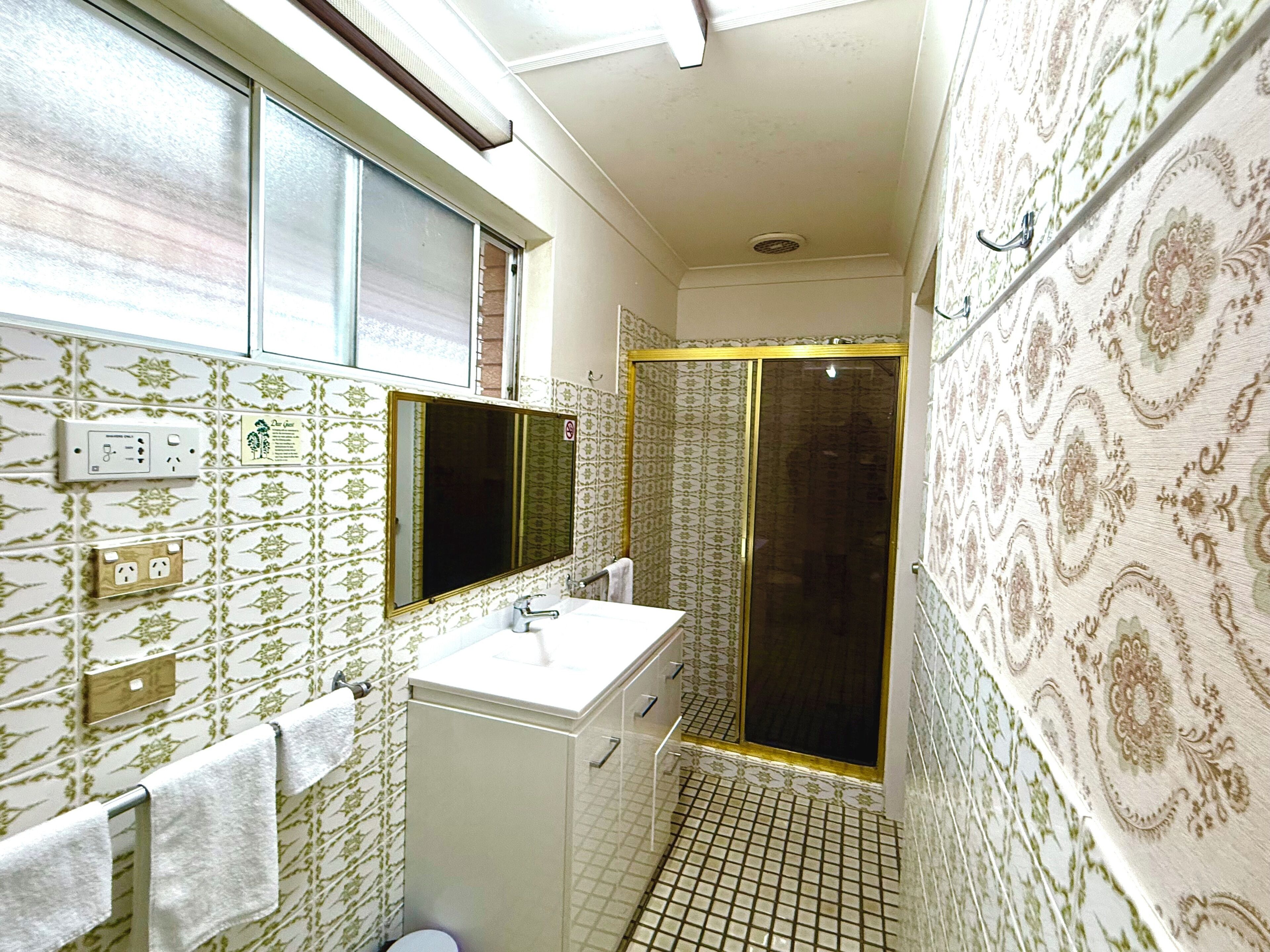 Triple Room | Bathroom | Shower, free toiletries, towels, soap