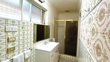 Tremannsrom | Bad | Dusj, toalettartikler (inkludert), håndklær og såpe