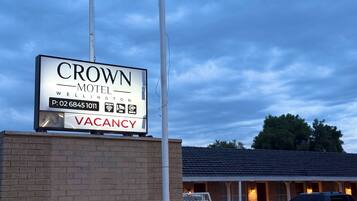 Check-in 24/7 at the Crown Motel, offering free Wi-Fi and convenient 20-minute check-out.