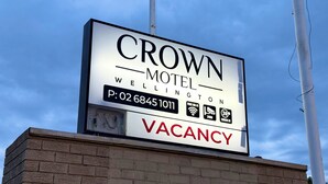 Wellingtonissa sijaitsevan Crown Motel -motellin kyltti, jossa ilmoitetaan, että huone on vapaana.