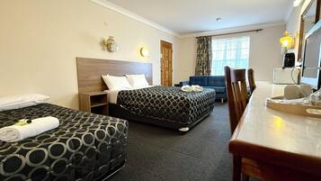 Familiekamer | Een bureau, een laptopwerkplek, een strijkplank/strijkijzer, gratis wifi