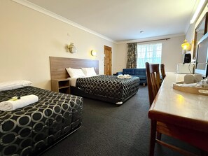 Familiekamer | Een bureau, een laptopwerkplek, een strijkplank/strijkijzer, gratis wifi