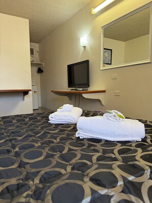 Tweepersoonskamer | Een bureau, een laptopwerkplek, een strijkplank/strijkijzer, gratis wifi