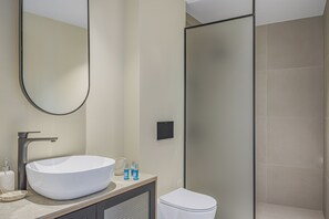 Shower, rainfall showerhead, free toiletries, hair dryer