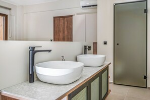 豪華雙人房, 地面層 | 低過敏寢具、客房內保險箱、書桌、筆電工作空間