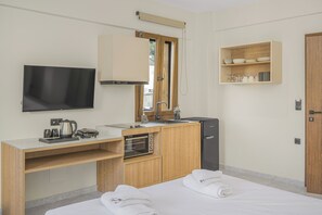 Deluxe Double Room, City View | Private kitchen