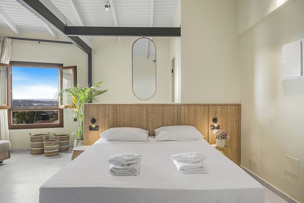 Chambre Triple Deluxe, vue ville | Literie hypoallergénique, coffres-forts dans les chambres, bureau