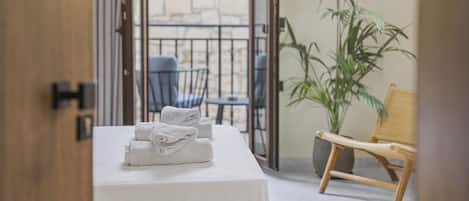 Ropa de cama hipoalergénica y caja de seguridad en la habitación