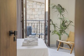 Hypo-allergenic bedding, in-room safe, desk, laptop workspace - Achatis Suites (Hersonissos)