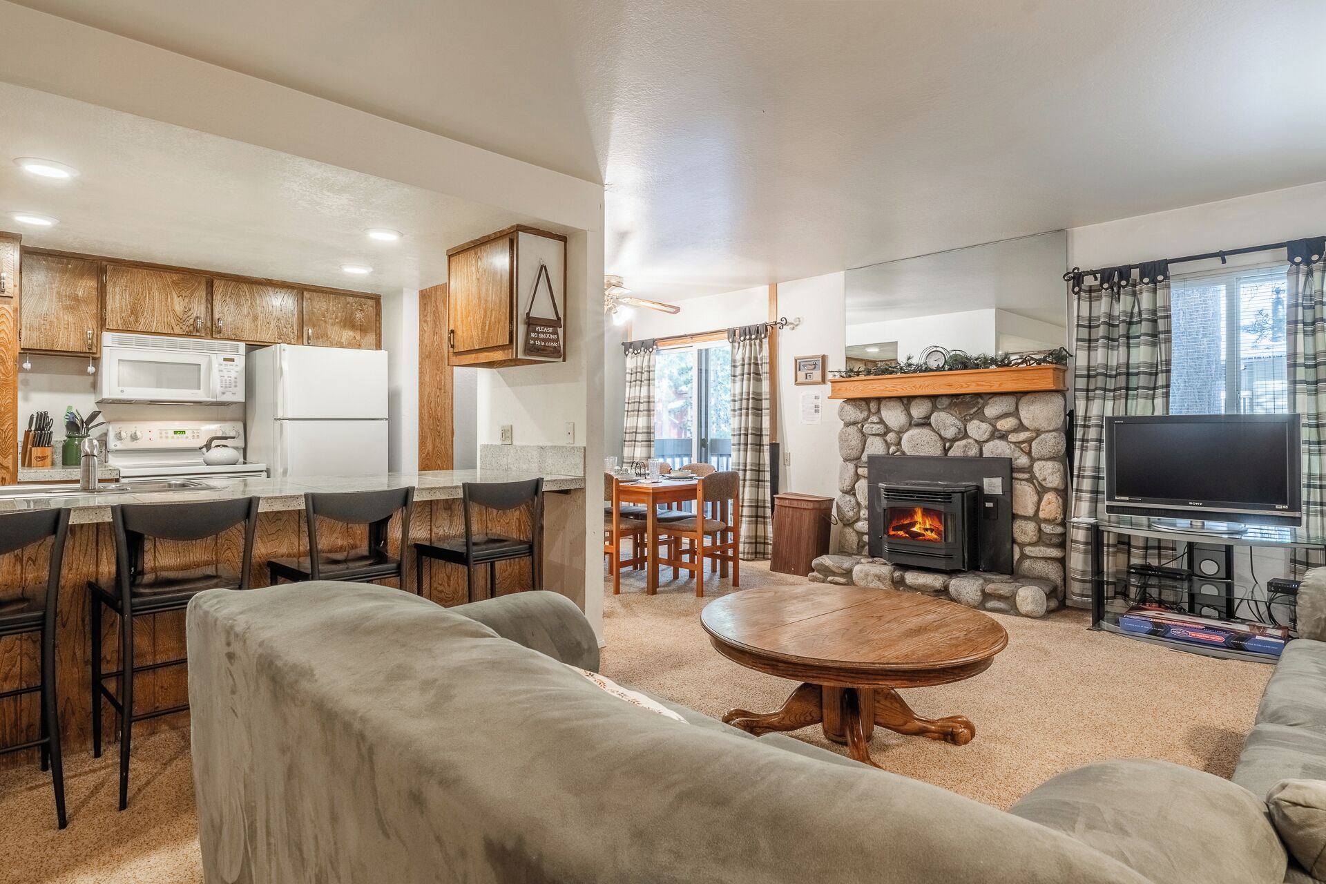 Una Smart TV, una chimenea, una mesa de tenis de mesa