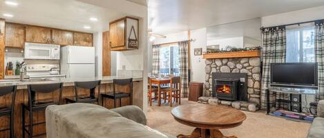 Smart-tv, een open haard en een tafeltennistafel