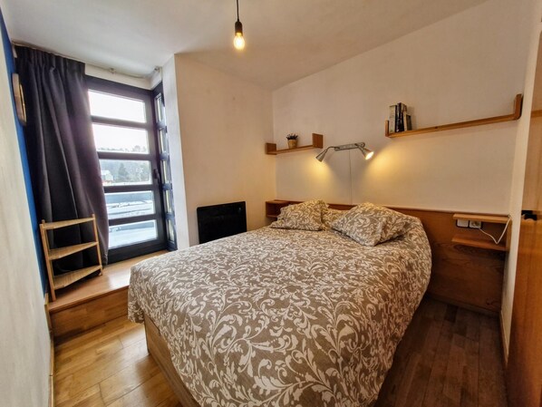 2 bedrooms, iron/ironing board, Internet, bed sheets