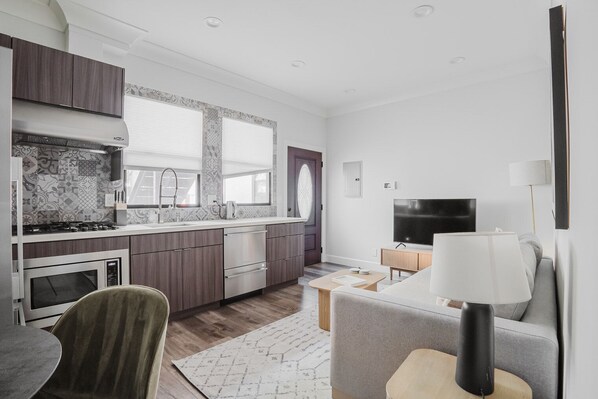 冷蔵庫、電子レンジ、オーブン、コンロ