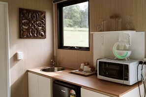 Een koelkast, een magnetron, een kookplaat, een broodrooster
