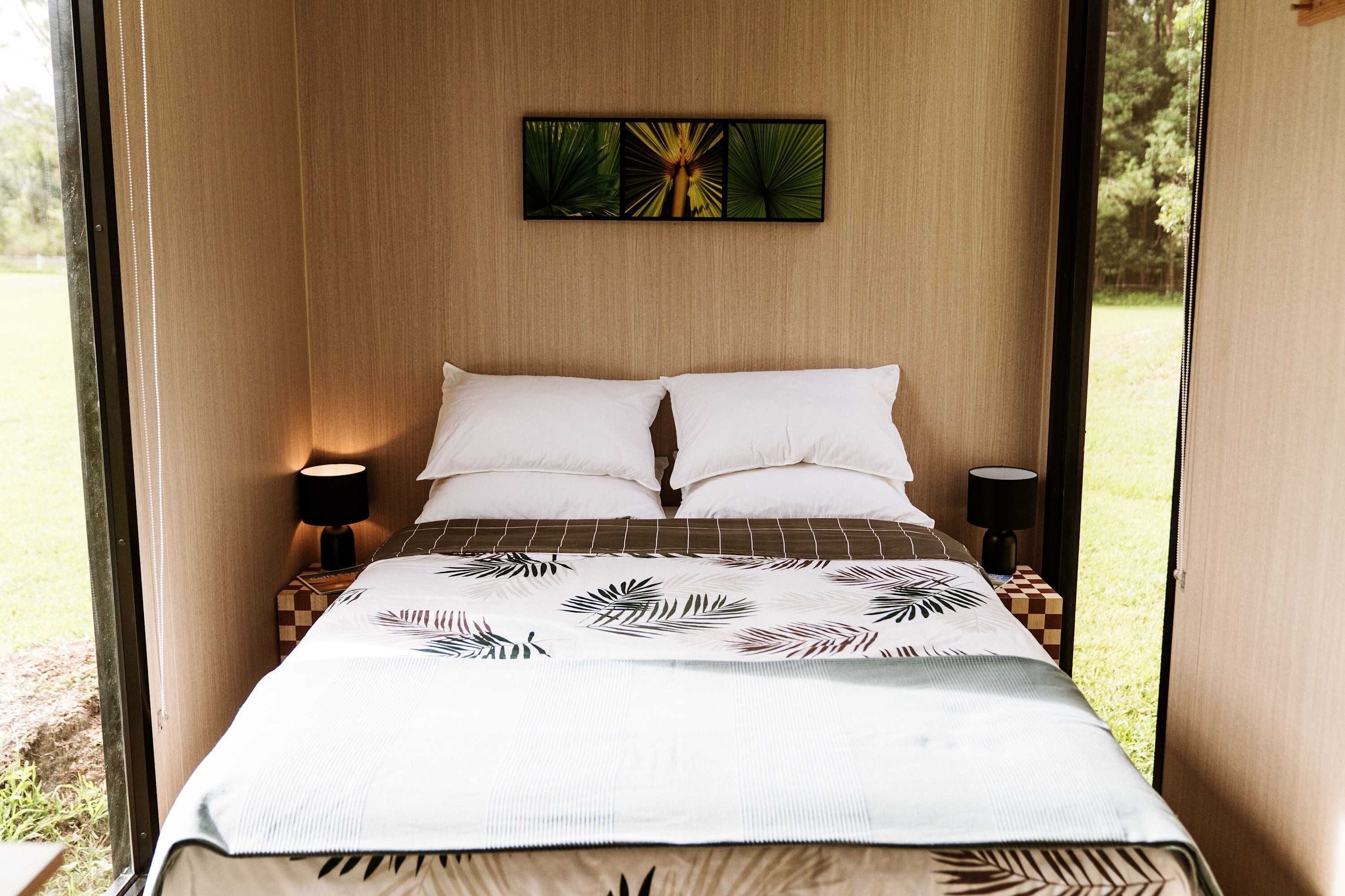 1 bedroom, bed sheets