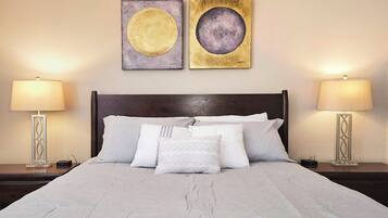 2 室のベッドルーム、アイロン / アイロン台、WiFi (無料)、ベッドシーツ