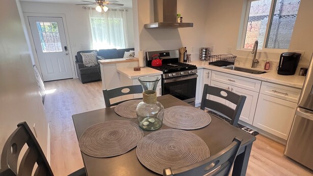 Una cocina moderna con zona de comedor.