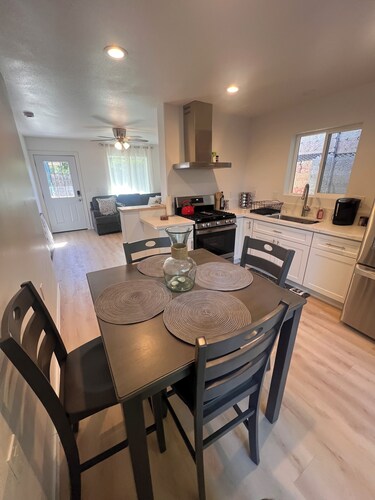 Charming 2- bedroom house close to sequoia national park with EV charging 