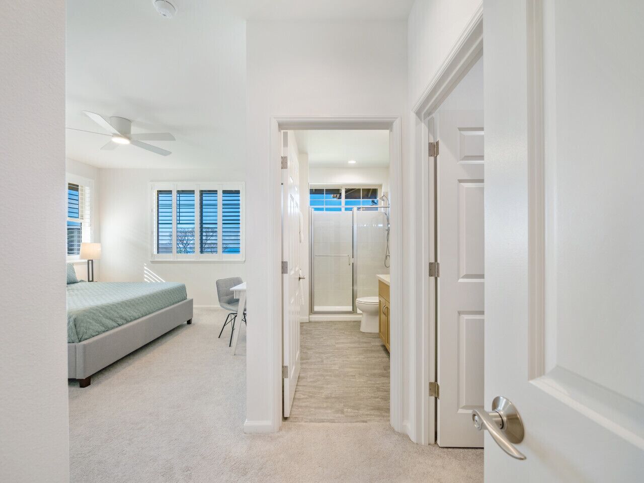 3 Schlafzimmer, Schreibtisch, Bügeleisen/Bügelbrett, Reisekinderbett