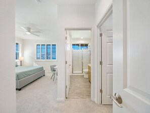 3 habitaciones, escritorio y tabla de planchar con plancha 