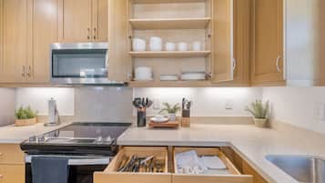 Refrigerador, microondas, horno y parrilla de estufa