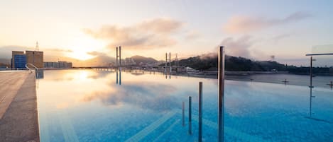 Piscine extérieure en saison