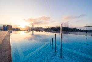 Una piscina al aire libre de temporada