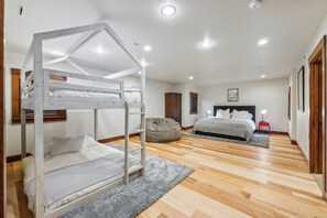 9 bedrooms, desk, iron/ironing board, free WiFi