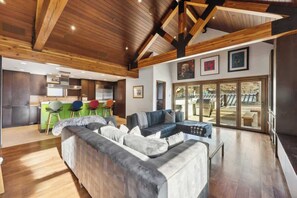 Smart TV, chimenea, tenis de mesa y libros