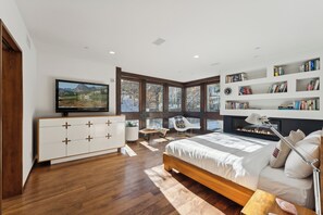 9 bedrooms, desk, iron/ironing board, free WiFi - Town Lift Haven | Ski-in/out | Hot Tub | Steps to Main St (Park City)
