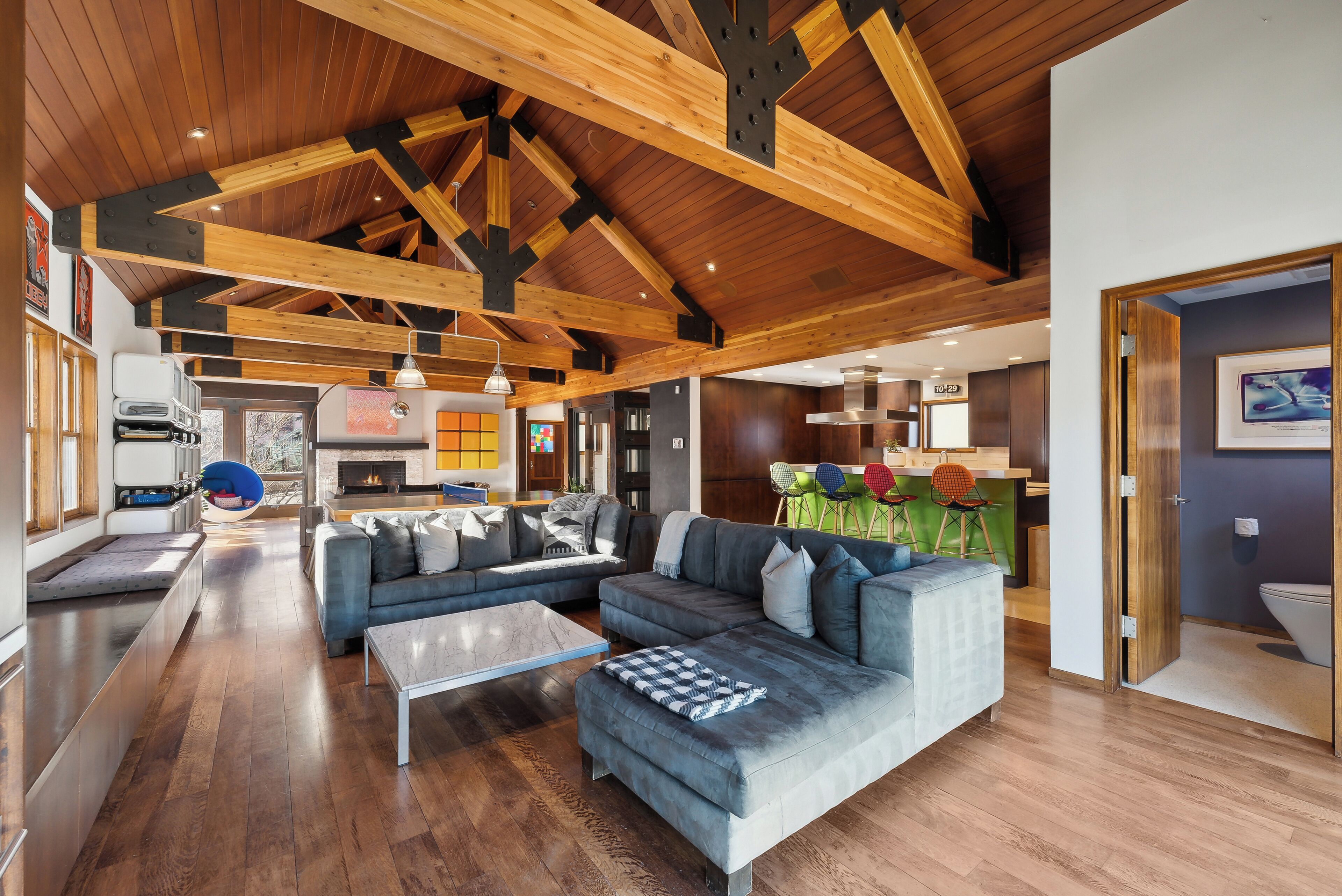 スマートテレビ、暖炉、卓球台、書庫