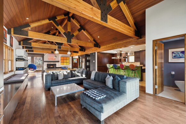 Smart-TV, Kamin, Tischtennisplatte, Bücher