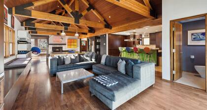 Town Lift Haven | Ski-in/out | Hot Tub | Steps to Main St