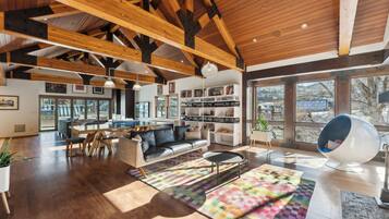 Smart TV, fireplace, ping pong, books