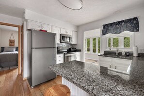 Frigorífico, microondas, horno y placa de cocina