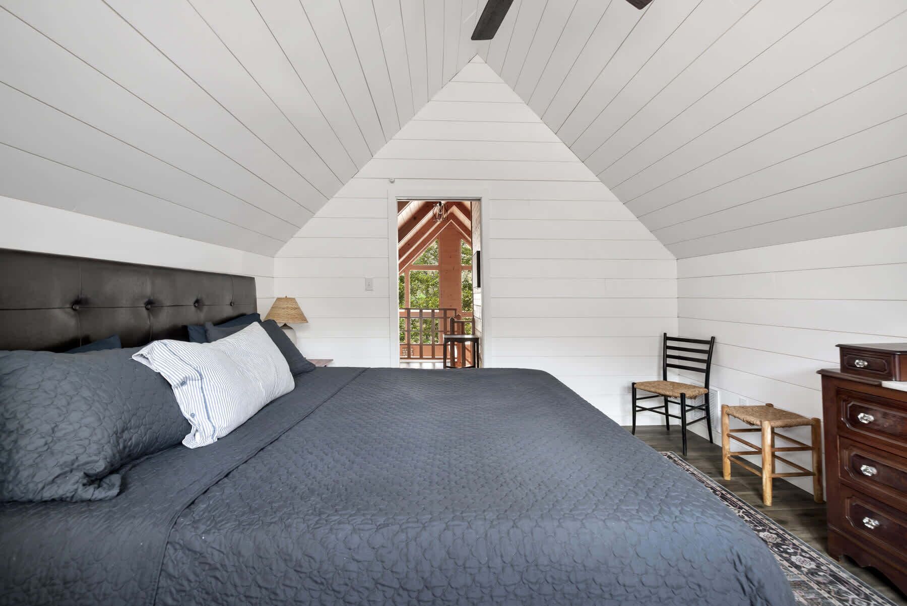 3 habitaciones, tabla de planchar con plancha, wifi y ropa de cama 