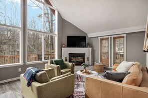 TV, fireplace, stereo, offices - Fireplace, Fire Pit, Deck, WiFi & Pool Access (Hedgesville)