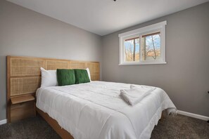 2 bedrooms, iron/ironing board, WiFi, bed sheets - Fireplace, Fire Pit, Deck, WiFi & Pool Access (Hedgesville)