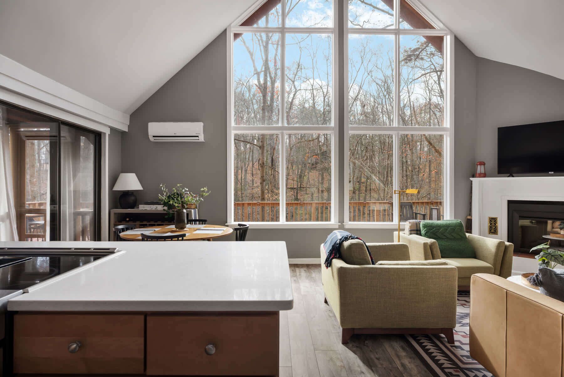 Télévision, cheminée, chaîne hi-fi, espaces bureaux