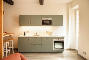 Réfrigérateur, micro-ondes, four, plaque de cuisson