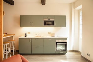 Réfrigérateur, micro-ondes, four, plaque de cuisson