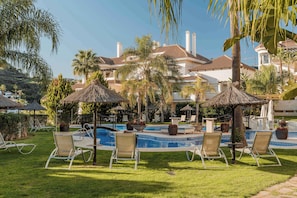 Pool - Aloha Hills Club | Modern Apt Pools Spa Gym (Marbella)