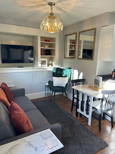 Bright Garden Suite in Colwood