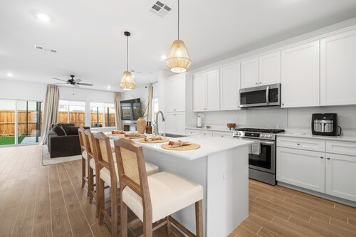 Bakersfield New NW Home – Fully Furnished & Ready. Upscale + Kitchen Amenities 