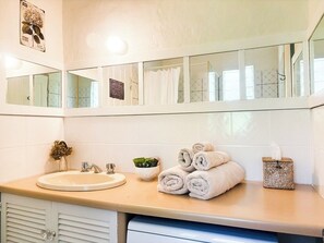 Een haardroger, handdoeken, zeep, shampoo