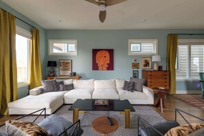 Smart TV, fireplace, books, stereo