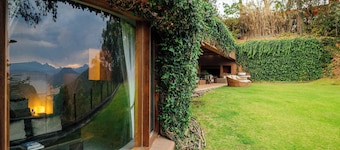 Casa Izar, Magnificent Modern House with Pool and Lake View