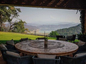 Outdoor dining - Casa Izar, Magnificent Modern House with Pool and Lake View (El Cerrillo)